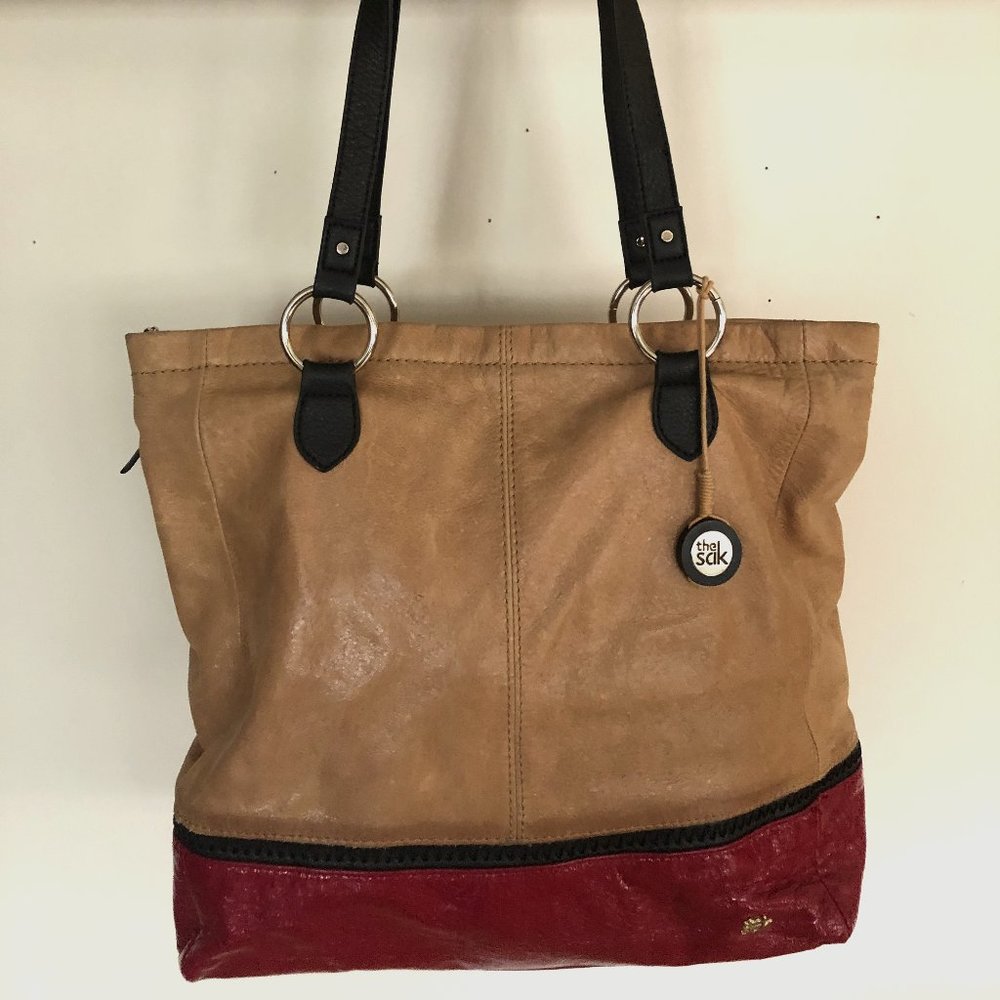Leather the Sak shoulder bag in red and camel
